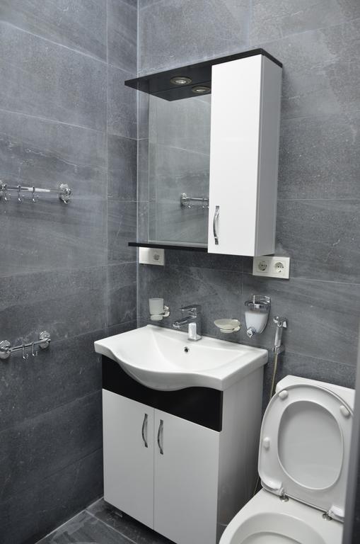 Studio "Black - White" Batoemi Buitenkant foto