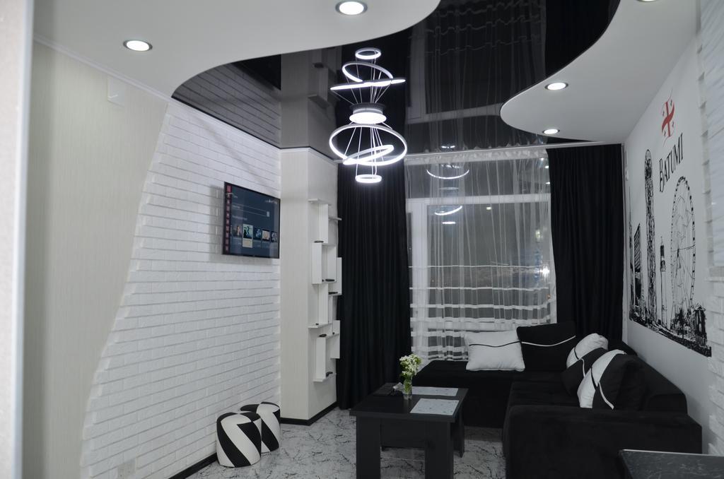 Studio "Black - White" Batoemi Buitenkant foto