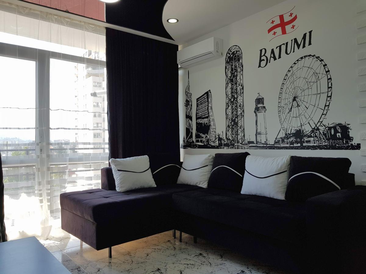 Studio "Black - White" Batoemi Buitenkant foto